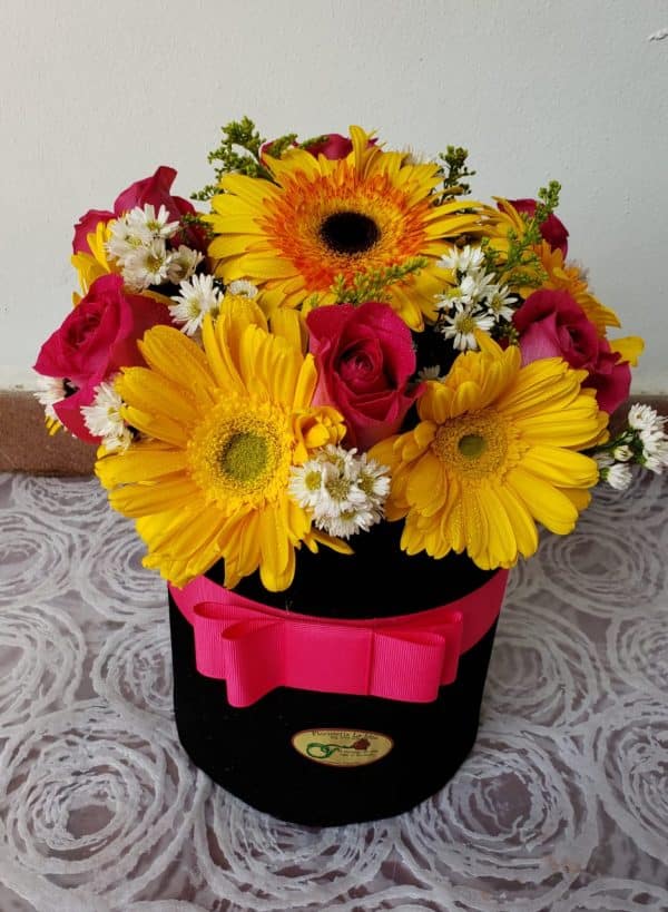 Arreglo CI 4 cilíndrico rosas y yerberas